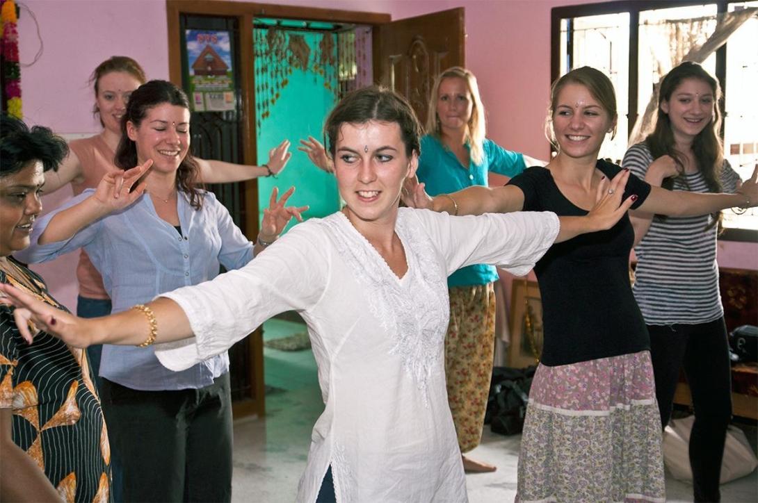 Des volontaires de Projects Abroad apprennent des danses traditionnelles indiennes Des volontaires apprennent des danses traditionnelles en Inde lors de leur Projet d'Autonomisation des Femmes
